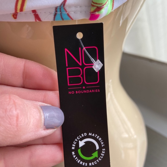 *NEW!* XL - No boundaries white, and patterned wired bikini top - Picture 9 of 12